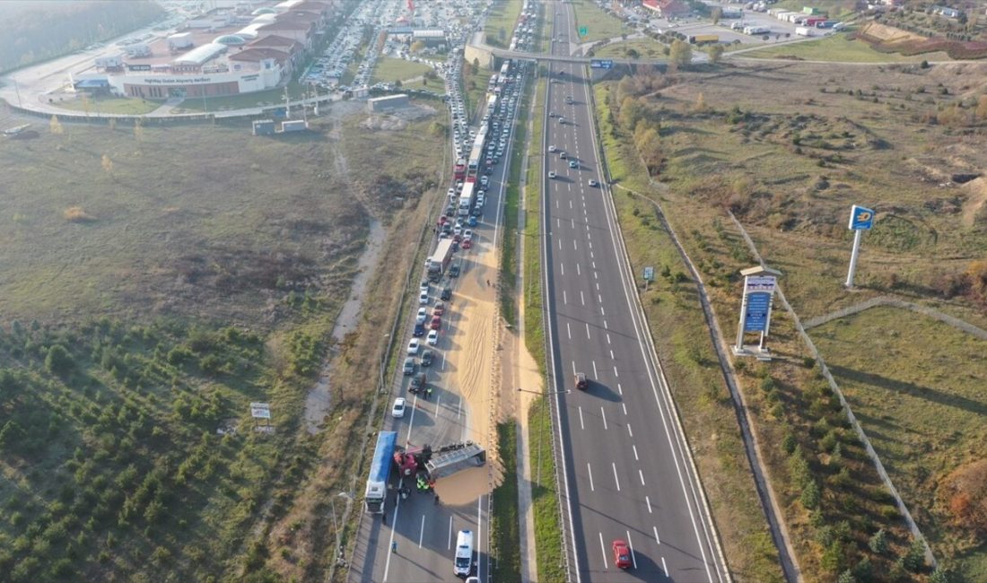 Bolu'da devrilen tır nedeniyle