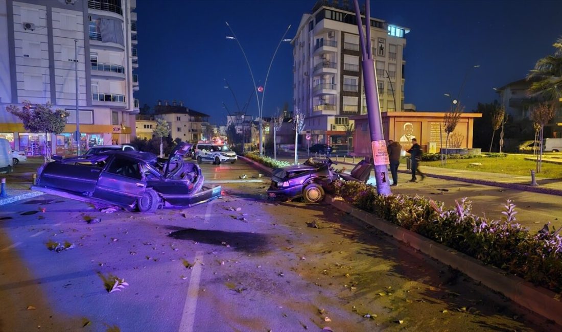 Manavgat'ta aydınlatma direğine çarpan