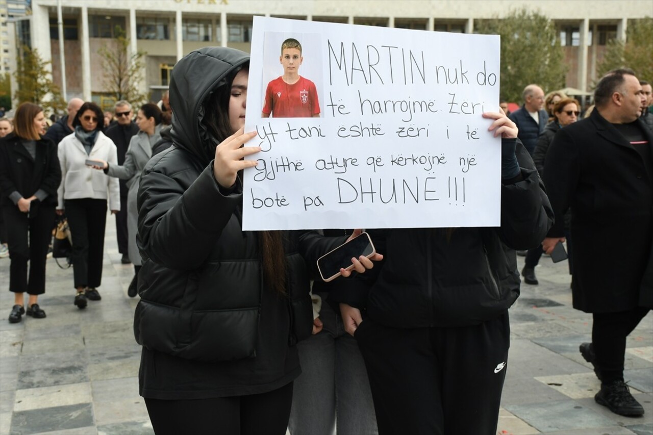 Arnavutluk’ta Akran Şiddetine Karşı Protesto Gösterisi