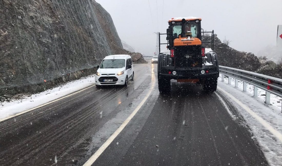 Artvin-Yusufeli kara yolunda heyelan