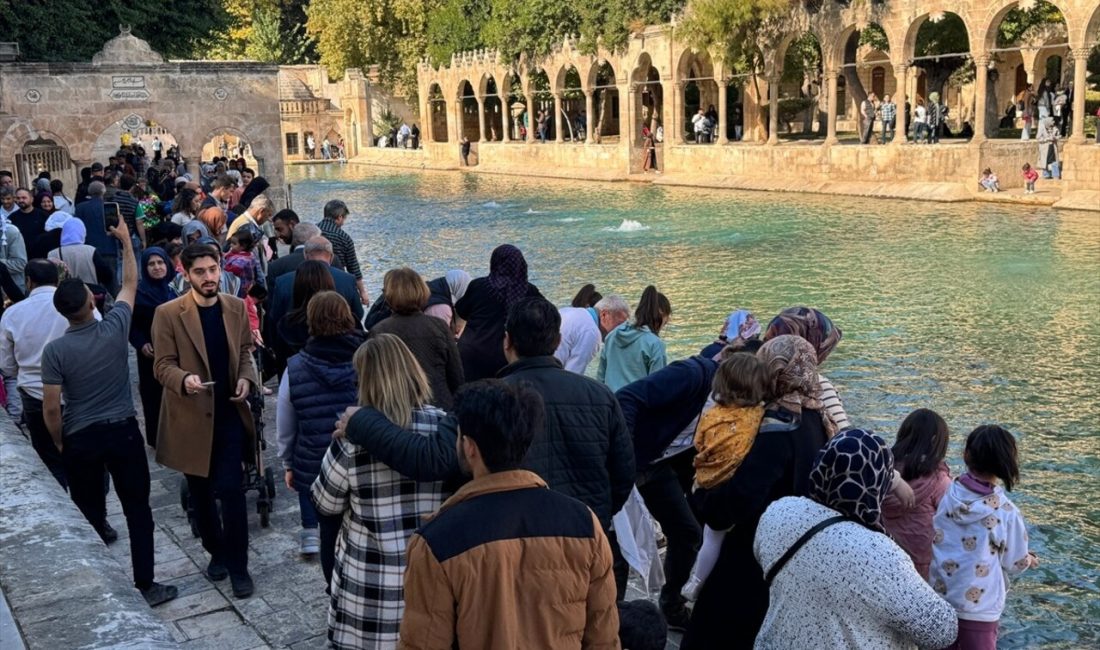 Şanlıurfa'daki Balıklıgöl, ara tatilde