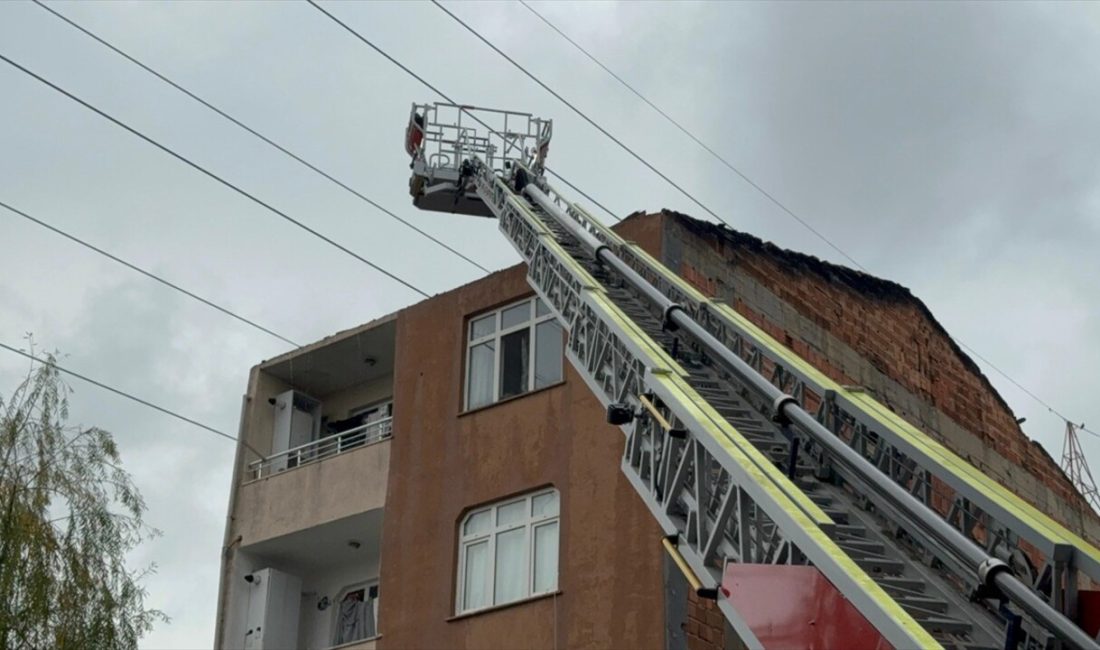 Başakşehir'de bir apartman çatısında