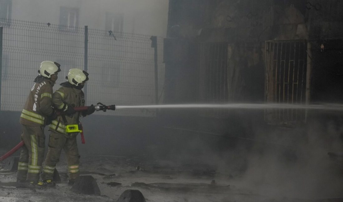 Beylikdüzü'ndeki fabrika yangınında itfaiye