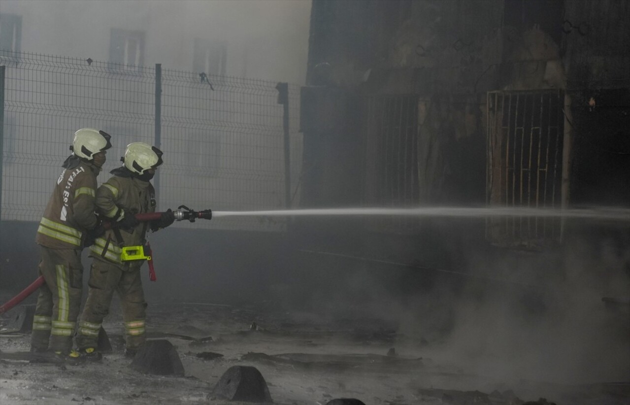 Beylikdüzü’nde Fabrika Yangını Kontrol Altına Alınmaya Çalışılıyor