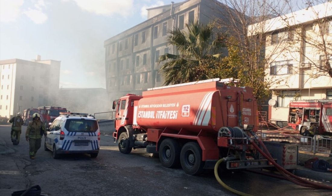 Beylikdüzü'ndeki plastik fabrikasında çıkan