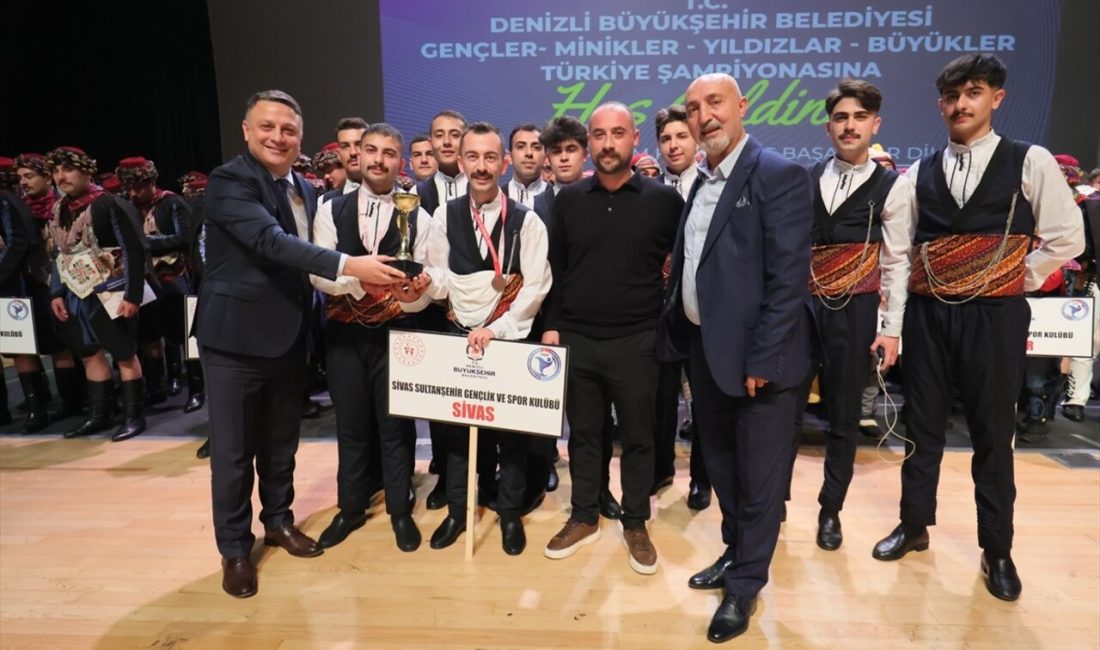 Denizli'de düzenlenen Halk Oyunları