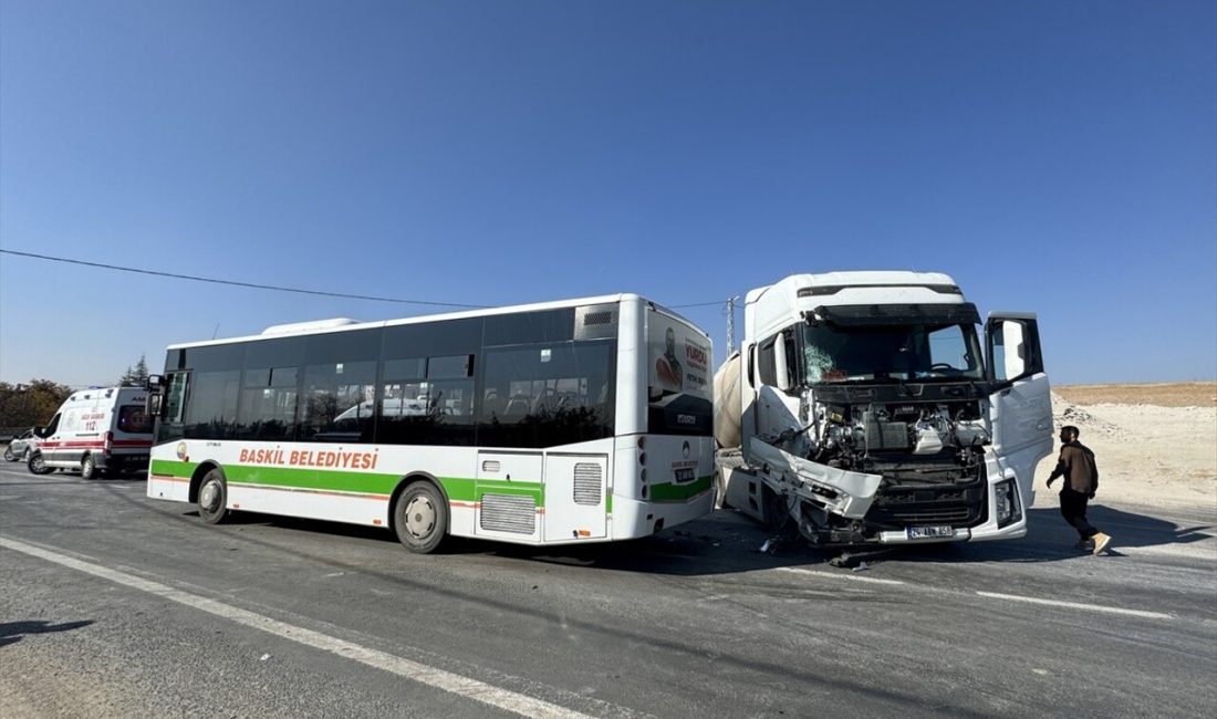 Elazığ-Baskil yolunda otobüs ve