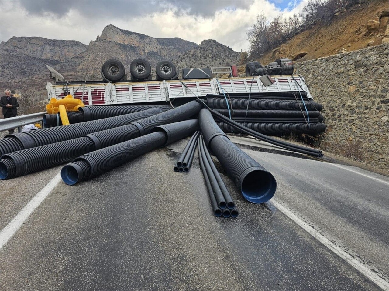 Gümüşhane’de Tır Kazası: Sürücü Yaralandı