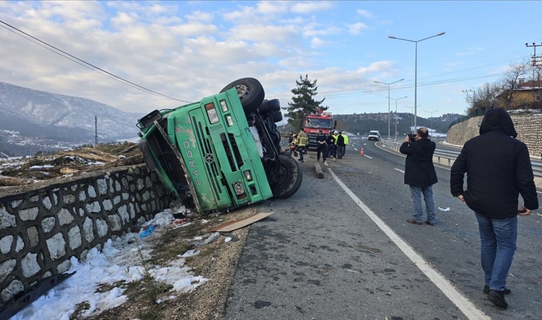 Safranbolu'da tomruk yüklü kamyon