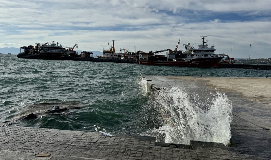 Karadeniz'deki fırtına nedeniyle balıkçılar