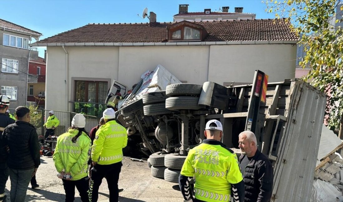 Kartal'da devrilen kamyonun sürücüsü