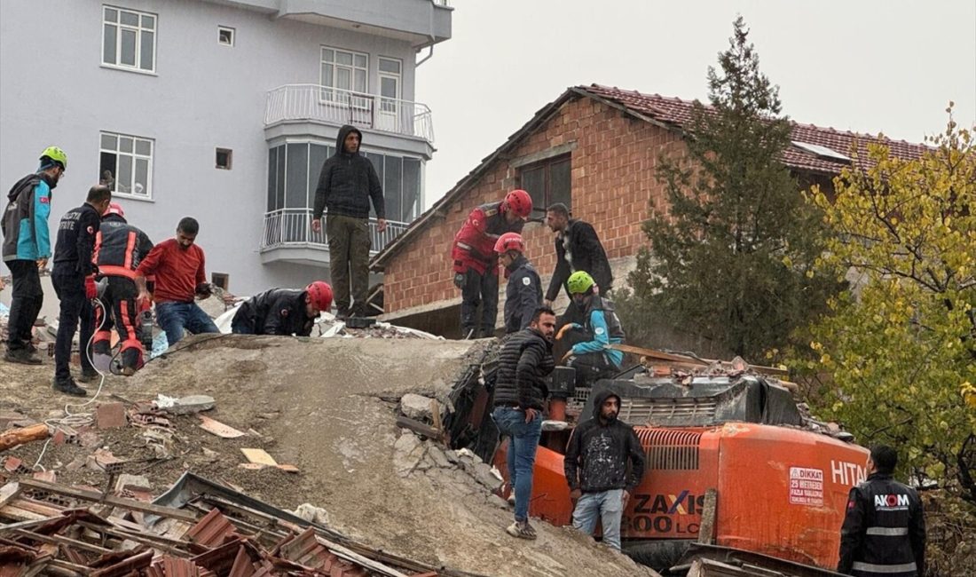 Malatya'da bir bina yıkımı