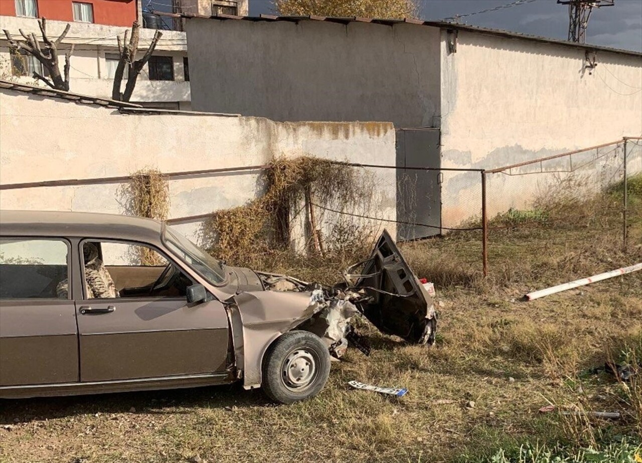 Manisa’da Hemzemin Geçitte Kaza: Otomobil Sürücüsü Yaralandı