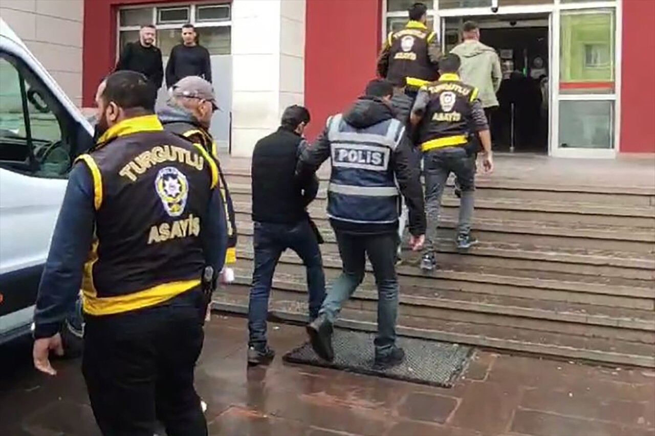 Manisa’da Silahlı Paylaşım Yapan 5 Kişi Tutuklandı