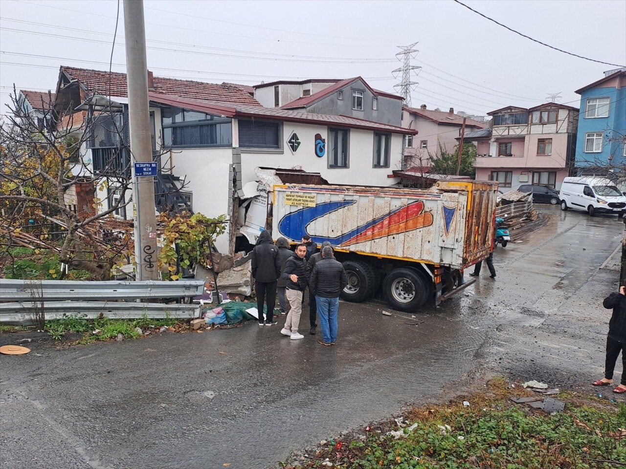 Sakarya’da Fren Arızası Sonucu Kamyon Eve Girdi, Sürücü Yaralandı