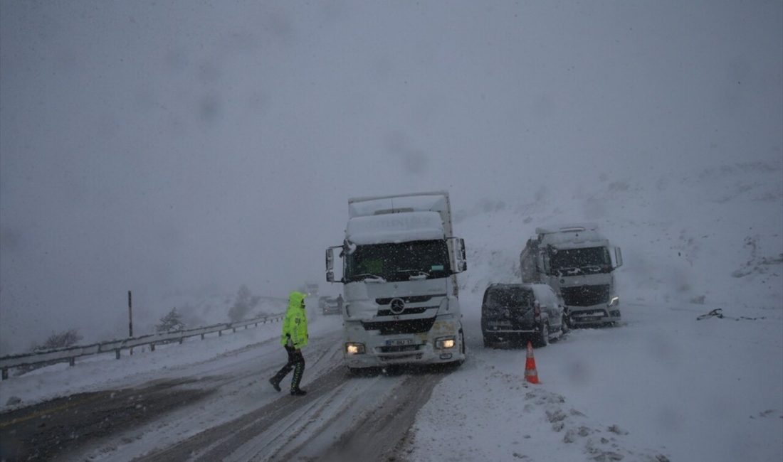 Tokat-Sivas yolunda yoğun kar