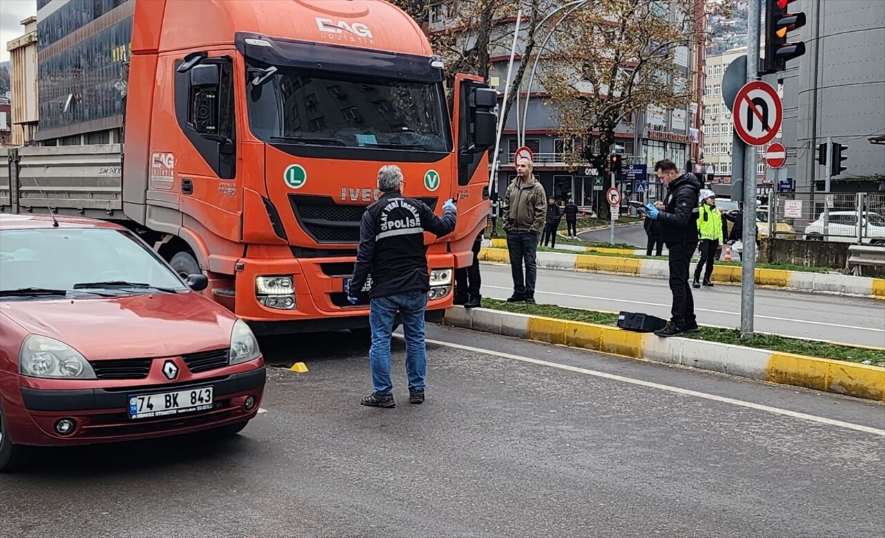 Zonguldak’ta Tır Çarpması Sonrası Bülent Ecevit Caddesi’nde Yaralı