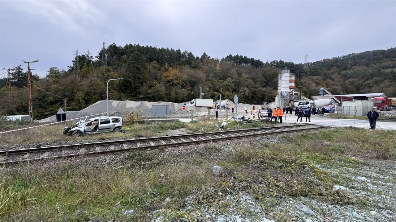 Zonguldak’ta Tren ve Hafif Ticari Araç Kazası: 2 Yaralı