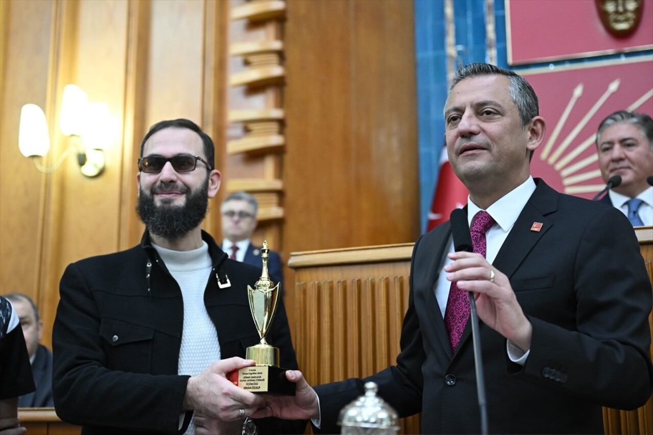 Cumhuriyet Halk Partisi (CHP) Genel Başkanı Özgür Özel (sağda), partisinin TBMM Grup Toplantısı'na...