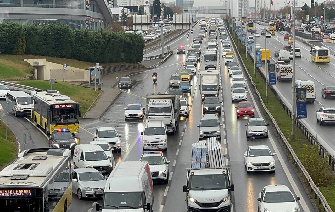 İstanbul'da haftanın üçüncü iş günü yağmurun da etkisiyle trafik yoğunluğu yüzde 78'e çıktı....