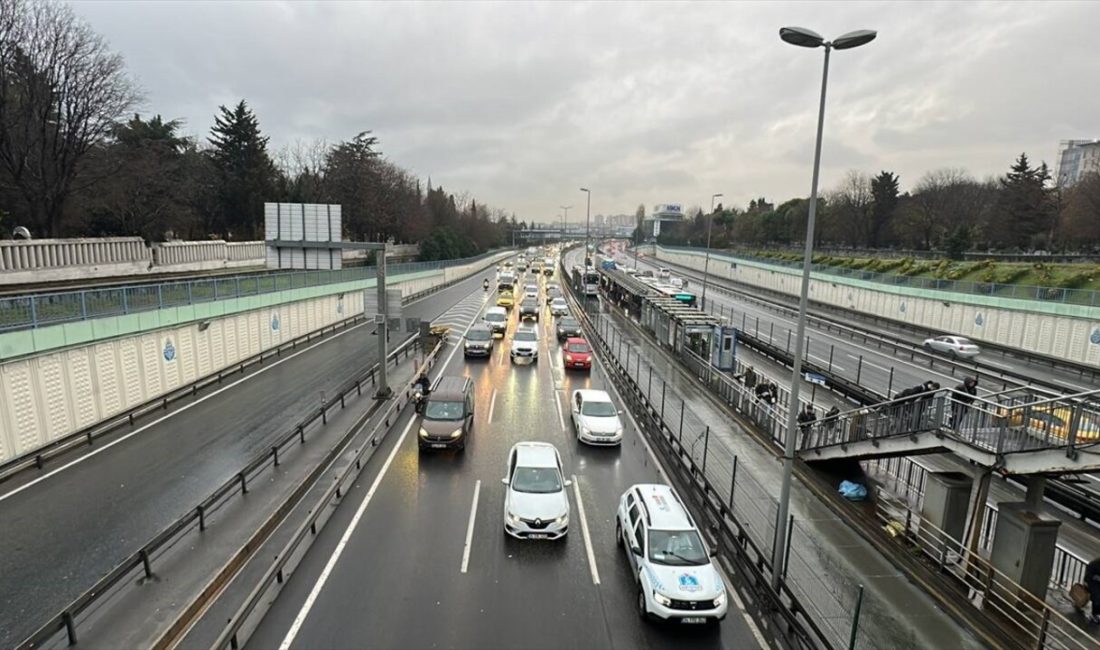 İstanbul'da yağmur günün ilerleyen