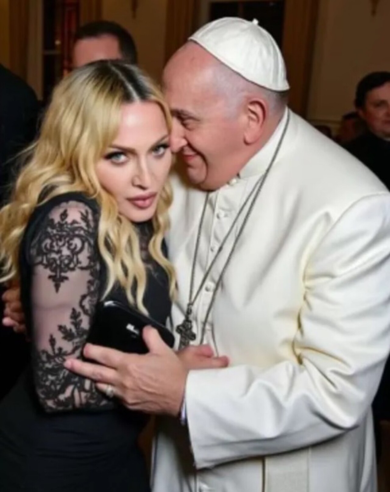 Madonna ve Papa'nın sarmaş dolaş görüntüsü sosyal medyada infial yarattı