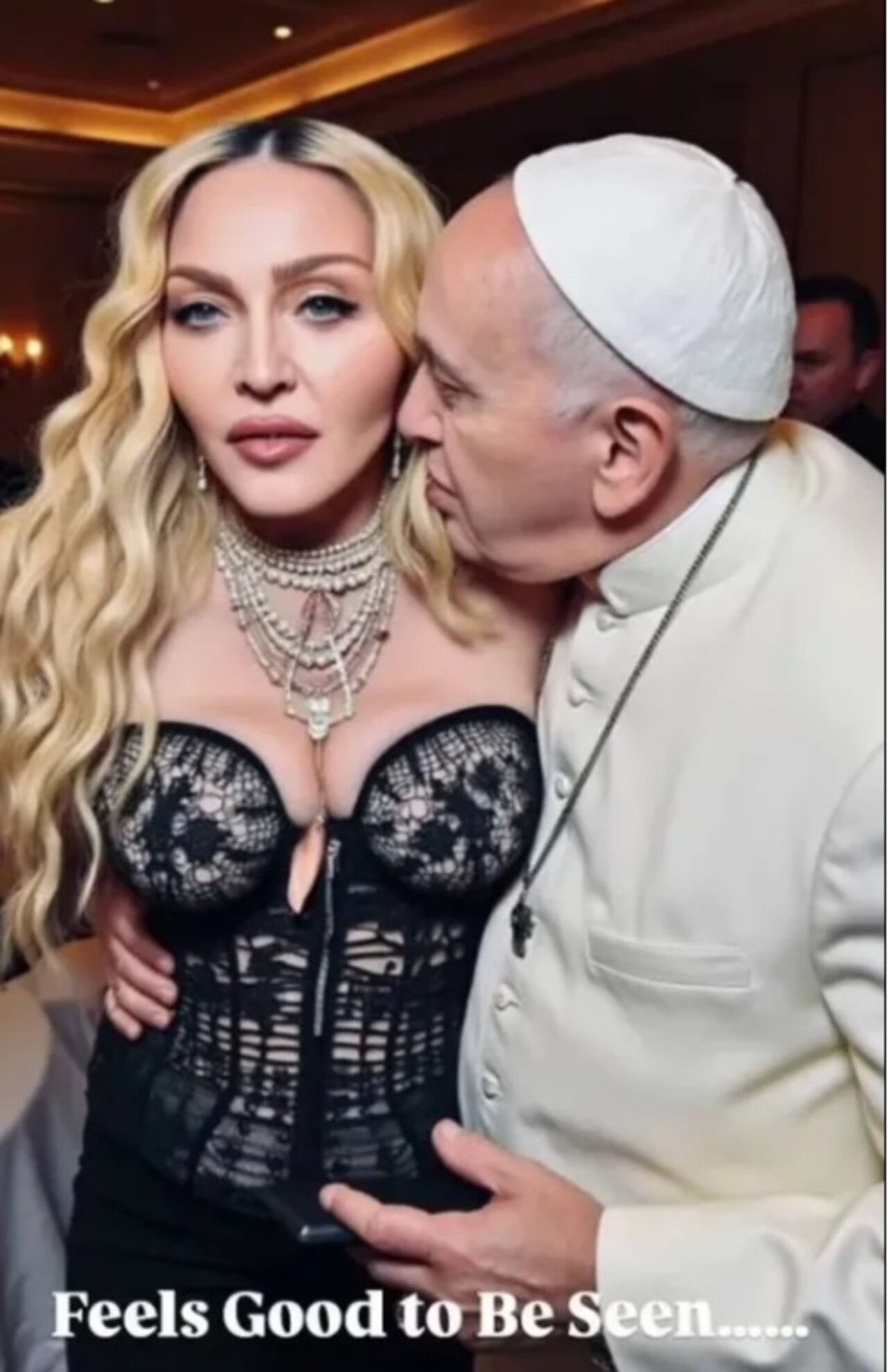 Madonna ve Papa'nın sarmaş dolaş görüntüsü sosyal medyada infial yarattı