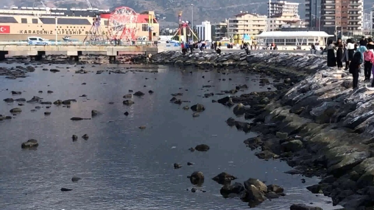 Hatay’da deniz metrelerce geri çekildi! Uzmanlardan uyarı.